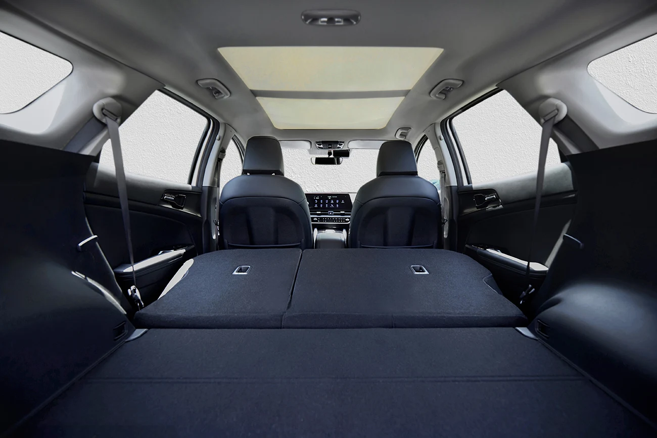 China-market Kia Sportage cargo area with rear seats folded, 2025 manufacturer reference